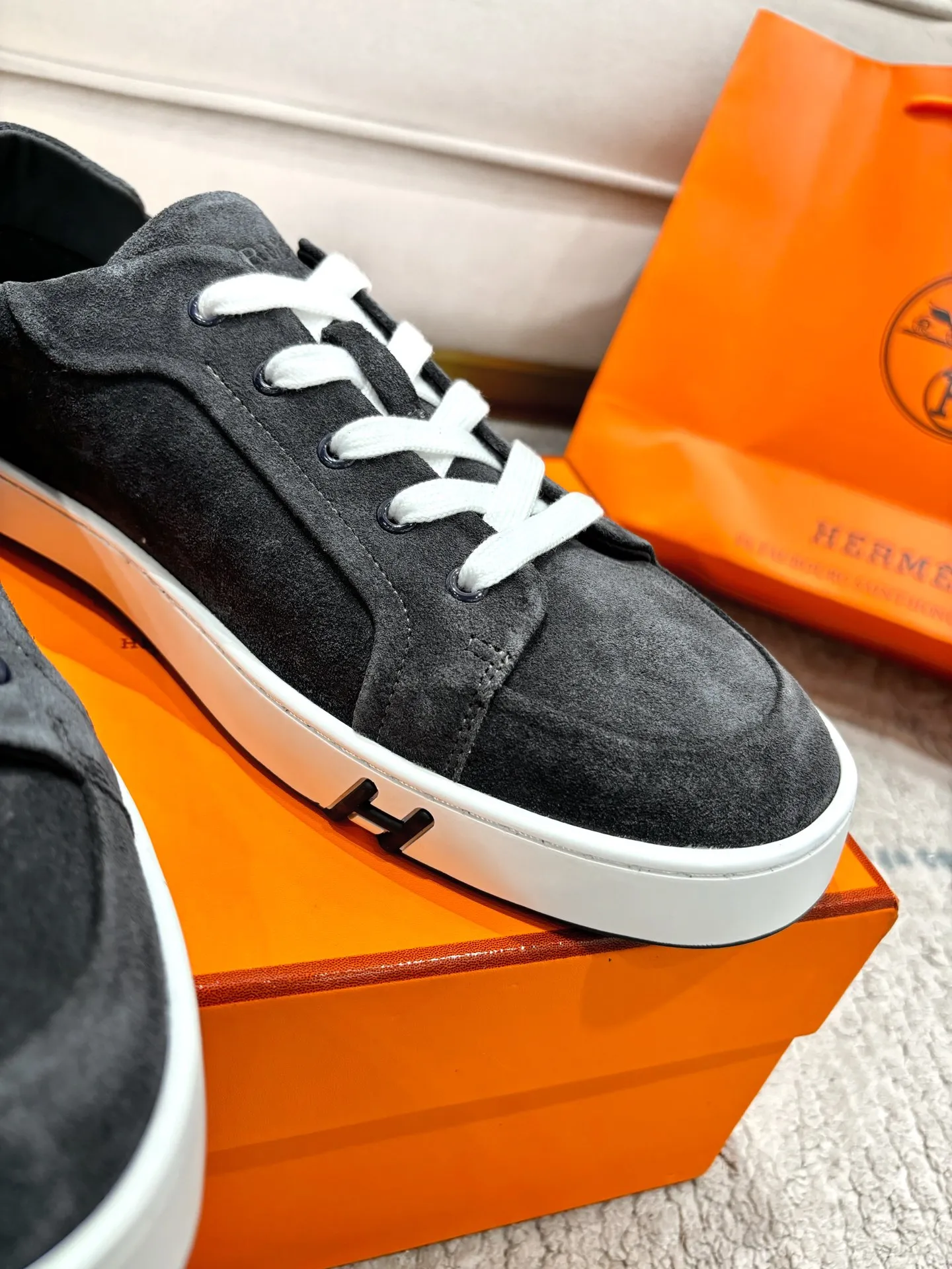 Factory direct sales p640🐘🐘Women's shoes Women's clothing Men's ➕10 Hermes·Hermès 2025ss new Lucky series men's leather loafers casual sports shoes for women Top version 🔝Original purchase, development and production👍🏻 This Hermès sports shoe is made of calfskin and suede goatskin, with iconic "H" details on the side, creating a dynamic and fashionable style. 💘 💜Material: original imported first-layer cowhide 💛Inner lining: original customized soft sheepskin 💚Sole: original molded non-slip TPU outsole ❤️Sole thickness: about 2.5cm 🤍Number of yards: 35-45👣 (40 for women and 45 for men, custom-made and non-refundable